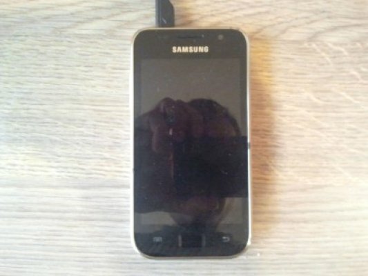 A cumpărat un telefon stricat, a dat şi bani să-l repare, dar degeaba
